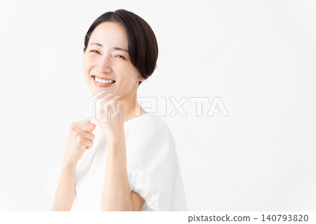 一位身穿白色襯衫的女士——生活方式圖片 一位身穿白色襯衫的女士——生活方式圖片 140793820
