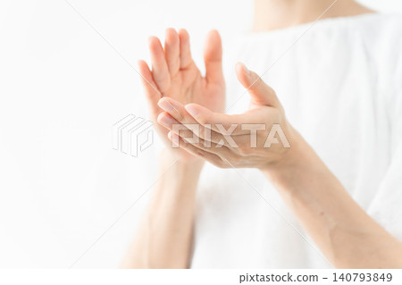 一位身穿白色襯衫的女士——生活方式圖片 一位身穿白色襯衫的女士——生活方式圖片 140793849
