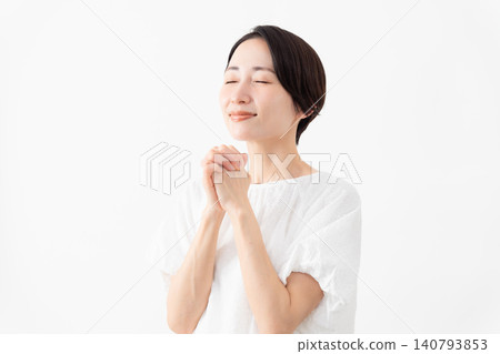 一位身穿白色襯衫的女士——生活方式圖片 140793853