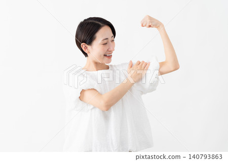 一位身穿白色襯衫的女士——生活方式圖片 一位身穿白色襯衫的女士——生活方式圖片 140793863
