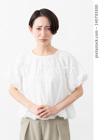 一位身穿白色襯衫的女士——生活方式圖片 一位身穿白色襯衫的女士——生活方式圖片 140793880