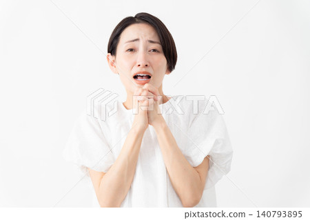一位身穿白色襯衫的女士——生活方式圖片 一位身穿白色襯衫的女士——生活方式圖片 140793895