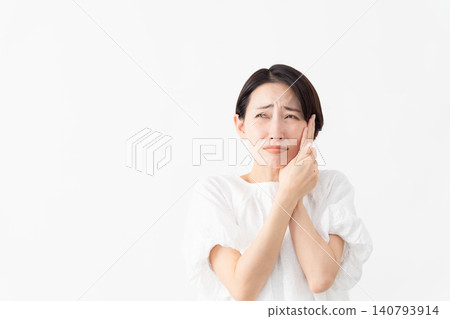 一位身穿白色襯衫的女士——生活方式圖片 一位身穿白色襯衫的女士——生活方式圖片 140793914