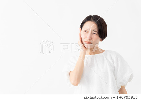 一位身穿白色襯衫的女士——生活方式圖片 一位身穿白色襯衫的女士——生活方式圖片 140793915