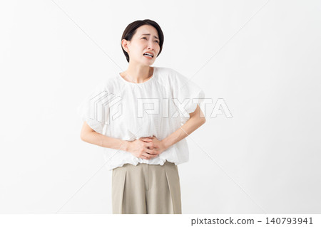 一位身穿白色襯衫的女士——生活方式圖片 一位身穿白色襯衫的女士——生活方式圖片 140793941
