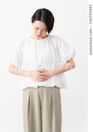 一位身穿白色襯衫的女士——生活方式圖片 一位身穿白色襯衫的女士——生活方式圖片 140793942