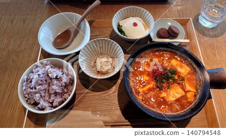 一份午餐套餐,包括用陶罐盛裝的熱騰騰的麻婆豆腐和雜糧米飯,可在咖啡館和餐廳購買。 一份午餐套餐,包括用陶罐盛裝的熱騰騰的麻婆豆腐和雜糧米飯,可在咖啡館和餐廳購買。 140794548
