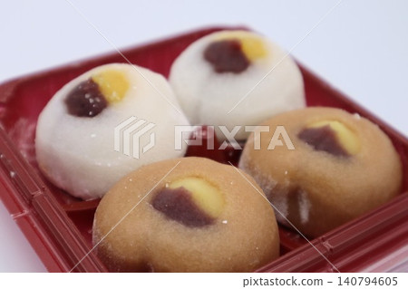 日本和菓子(日本傳統甜點)的特寫。 日本和菓子(日本傳統甜點)的特寫。 140794605