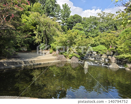 薩穆卡瓦神社的花園和鬱鬱蔥蔥的綠植,以及神社內的清澈溪流。 薩穆卡瓦神社的花園和鬱鬱蔥蔥的綠植,以及神社內的清澈溪流。 140794752