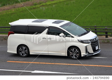 一輛行駛中的白色小型貨車 一輛行駛中的白色小型貨車 140794890