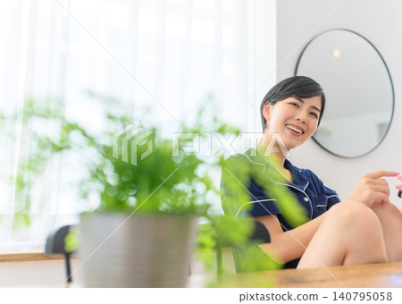 微笑在他的屋子裡的婦女放鬆 140795058