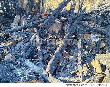 Fire-damaged waste, wooden structures, fire-related waste, general waste. 140795591
