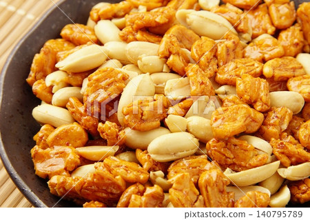 Peanut rice crackers 140795789