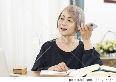 老年婦女透過智慧型手機學習英語會話 老年婦女透過智慧型手機學習英語會話 140795852