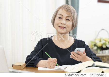 老年婦女透過智慧型手機學習英語會話 140795856