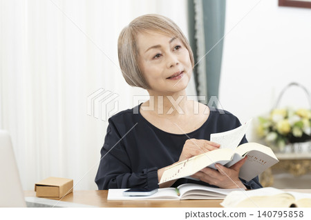 老年婦女透過智慧型手機學習英語會話 老年婦女透過智慧型手機學習英語會話 140795858