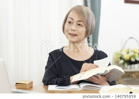 老年婦女透過智慧型手機學習英語會話 老年婦女透過智慧型手機學習英語會話 140795859
