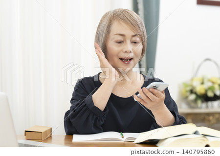 老年婦女透過智慧型手機學習英語會話 140795860