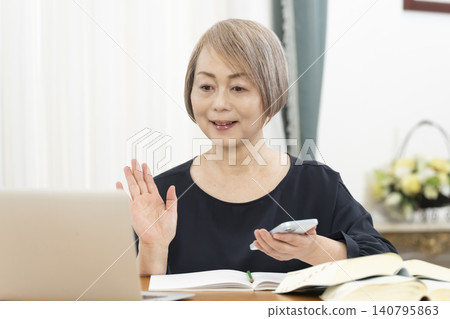 Senior women learning English conversation on their smartphones 140795863
