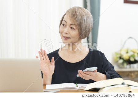 Senior women learning English conversation on their smartphones 140795864