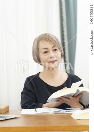 老年婦女透過智慧型手機學習英語會話 老年婦女透過智慧型手機學習英語會話 140795881