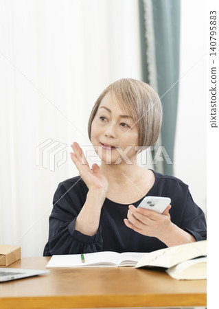 老年婦女透過智慧型手機學習英語會話 140795883