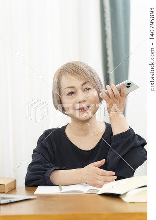 老年婦女透過智慧型手機學習英語會話 老年婦女透過智慧型手機學習英語會話 140795893