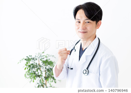 一位身穿白大褂的中年男醫生做出了一個勝利的手勢。 140796946