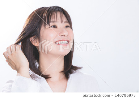 一個女人撫摸她的頭髮 140796973