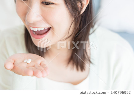 年輕女性服用藥物或維生素 140796992