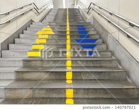 The station stairs have yellow and blue arrows indicating the direction of ascent and descent. The station stairs have yellow and blue arrows indicating the direction of ascent and descent. 140797021