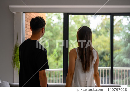 兩人看著窗外 140797028