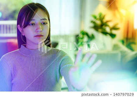 一位女性觸及未來 140797029