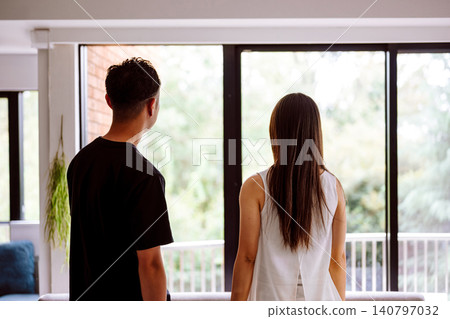 一男一女正望著窗外。 140797032
