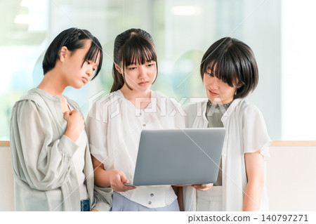 A girl in elementary or junior high school dressed in casual clothes looking sulky while looking at a computer (dissatisfaction, stress, sigh) A girl in elementary or junior high school dressed in casual clothes looking sulky while looking at a computer (dissatisfaction, stress, sigh) 140797271