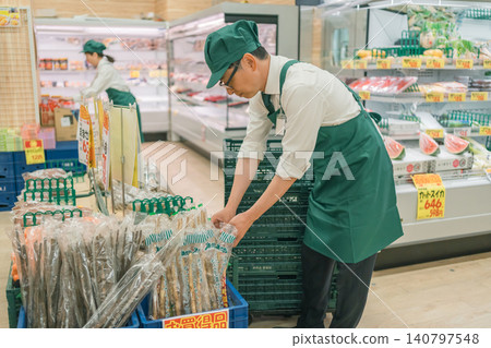 一名負責超市蔬果區的男員工正在上架。 一名負責超市蔬果區的男員工正在上架。 140797548