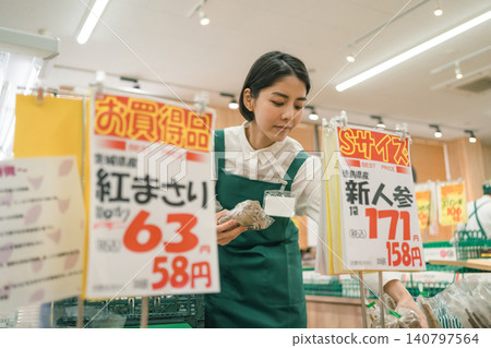 超市負責蔬果區的女員工 超市負責蔬果區的女員工 140797564