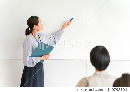 在補習班、研討會或工作坊的白板前講課的女講師、教師、補習班講師 140798104