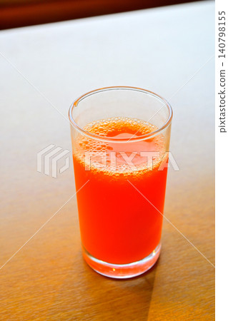 Healthy vegetable juice before breakfast 140798155