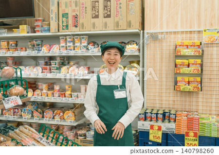 超市速食區,一名中年女店員大聲笑著。 超市速食區,一名中年女店員大聲笑著。 140798260