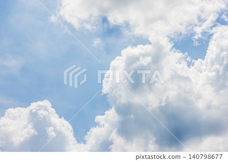 朵朵白雲緩緩升起，勾勒出蔚藍的天空。 140798677