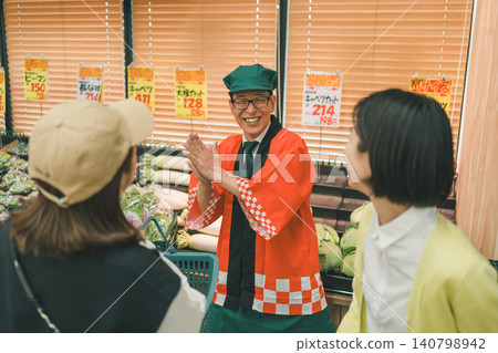 超市裡一位身穿日式法被的男店員 超市裡一位身穿日式法被的男店員 140798942