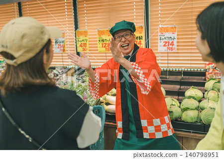 超市裡一位身穿日式法被的男店員 140798951