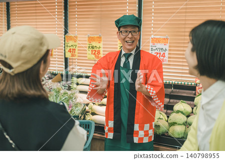 A male store clerk wearing a happi coat at a supermarket 140798955