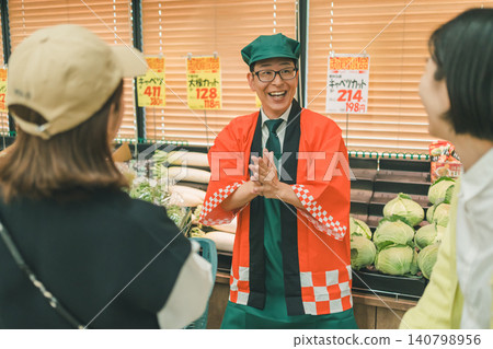 超市裡一位身穿日式法被的男店員 超市裡一位身穿日式法被的男店員 140798956