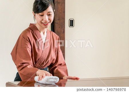 Waitresses and proprietresses working at long-established hot spring inns, luxury inns, and temple lodgings. Waitresses and proprietresses working at long-established hot spring inns, luxury inns, and temple lodgings. 140798978