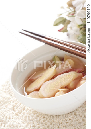 醃製的新鮮薑與甜和醋 醃製的新鮮薑與甜和醋 140799190