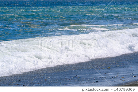 白浪拍打岸邊 白浪拍打岸邊 140799309