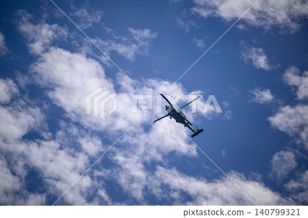 軍用直升機在藍天上盤旋 軍用直升機在藍天上盤旋 140799321
