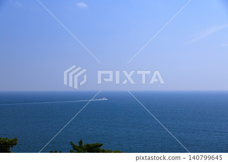 一男一女在海面上划水。 一男一女在海面上划水。 140799645